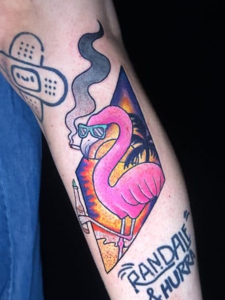 Kleurrijke flamingo met zonnebril en sigaret in ruitvorm.