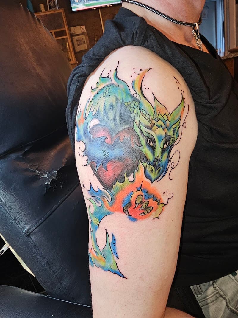Kleurrijke draak tattoo op bovenarm.