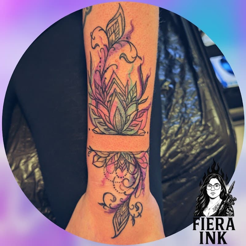 Aquarel lotus en mandala tattoo op onderarm.