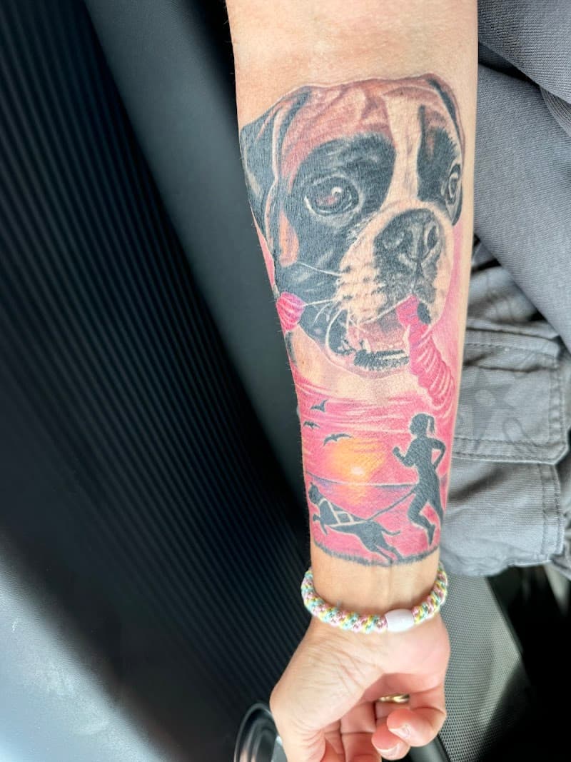 Realistische boxer hond en silhouet rennend persoon bij zonsondergang.