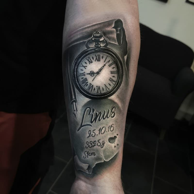 Realistische zakhorloge met naam 'Linus' en geboortegegevens op onderarm.