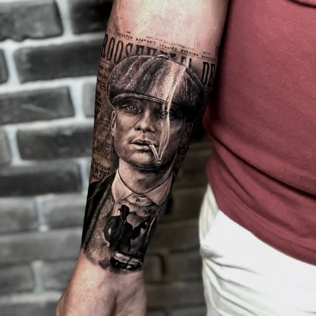 Realistisch portret van Tommy Shelby (Peaky Blinders) op onderarm.