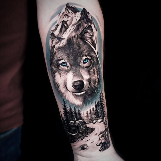 Realistische wolf met blauwe ogen, bergen en een hut in een boslandschap.