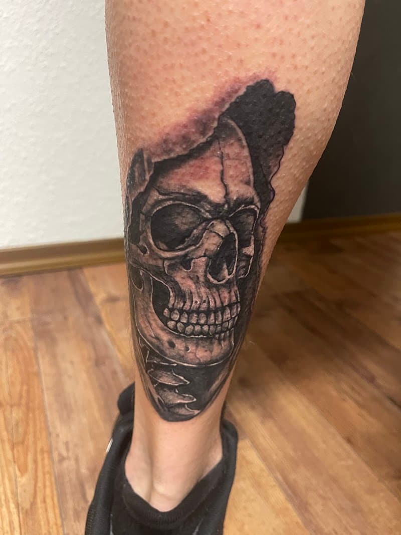 Realistische schedel met kap op onderbeen