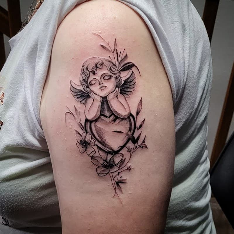 Cherubijntje rustend op een hart met bloemen, blackwork stijl.