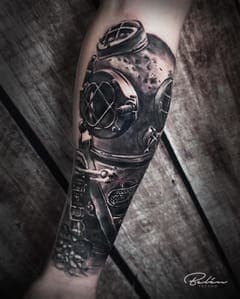 Realistische vintage duikhelm tattoo op onderarm.