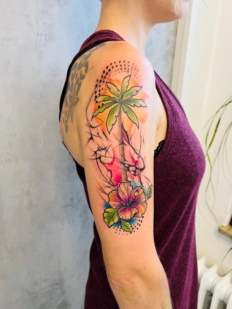 Kleurrijke palmboom en hibiscus bloem op bovenarm.