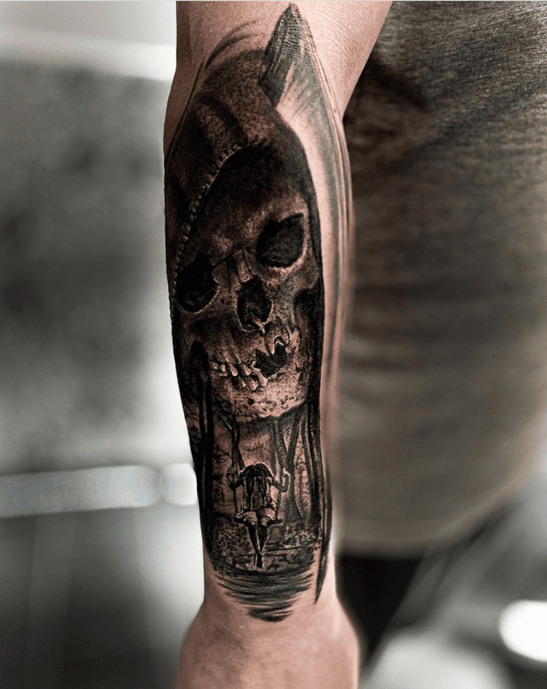 Realistische schedel met kap en figuur op schommel in bos op onderarm.