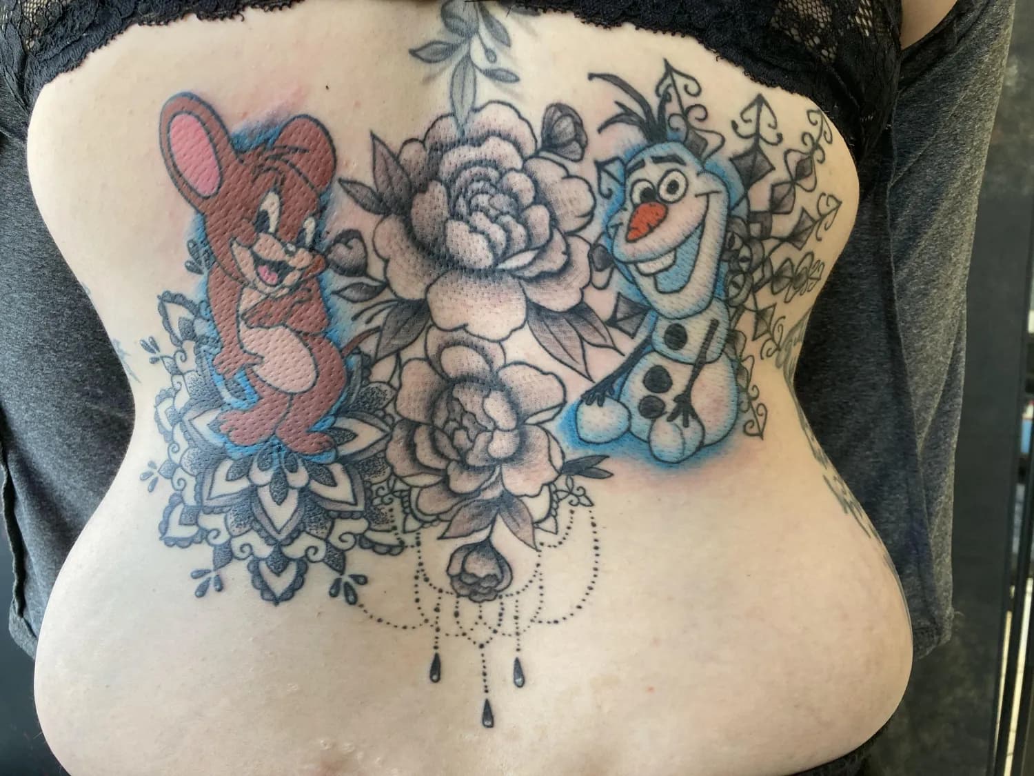 Jerry Mouse en Olaf met bloemen en mandala op onderrug.