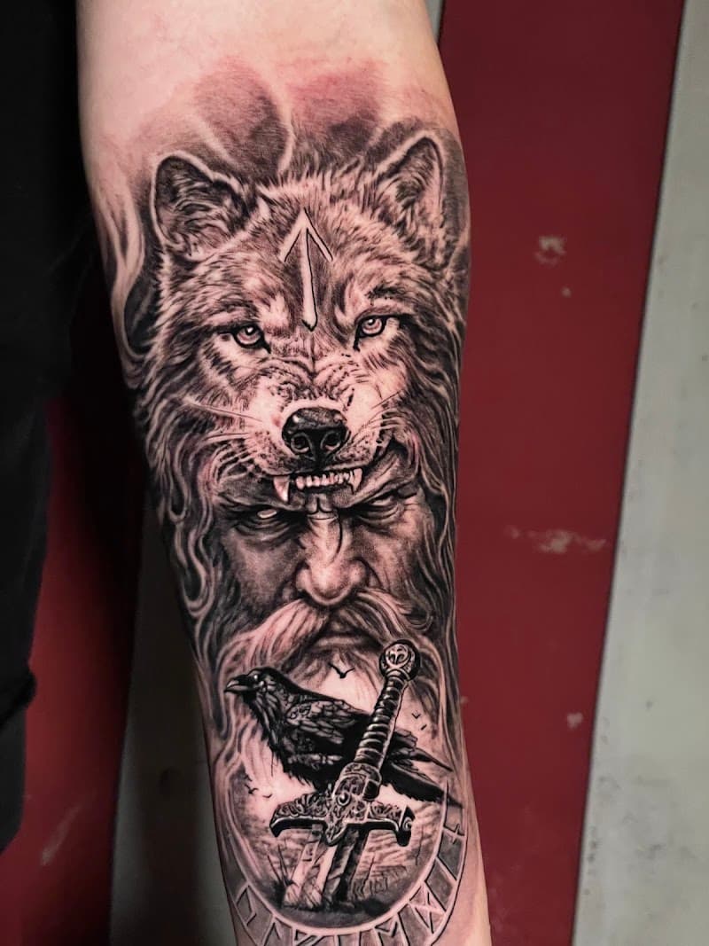 Realistische Viking met wolvenhelm, raaf en zwaard op onderarm.