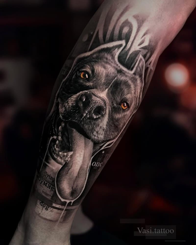 Realistische pitbull tattoo met oranje ogen op onderbeen.