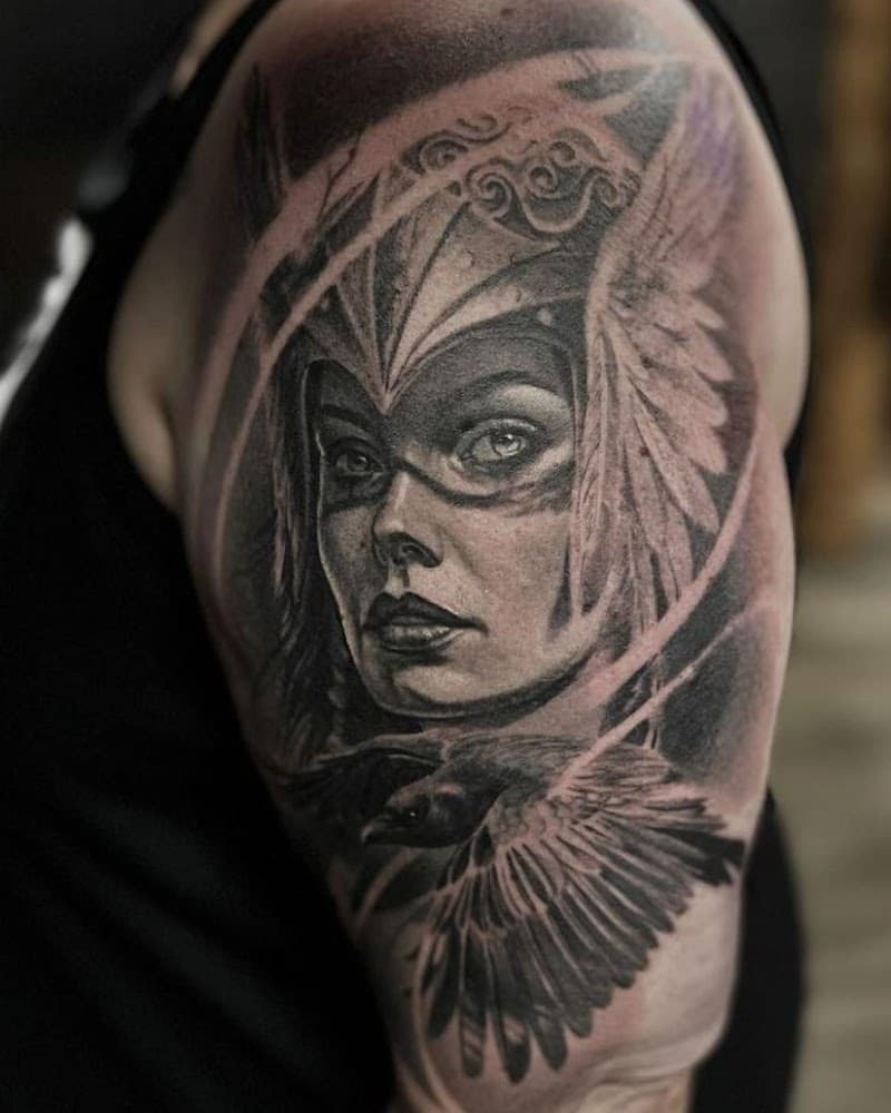 Realistische Valkyrie met gevleugelde helm en raaf op bovenarm.