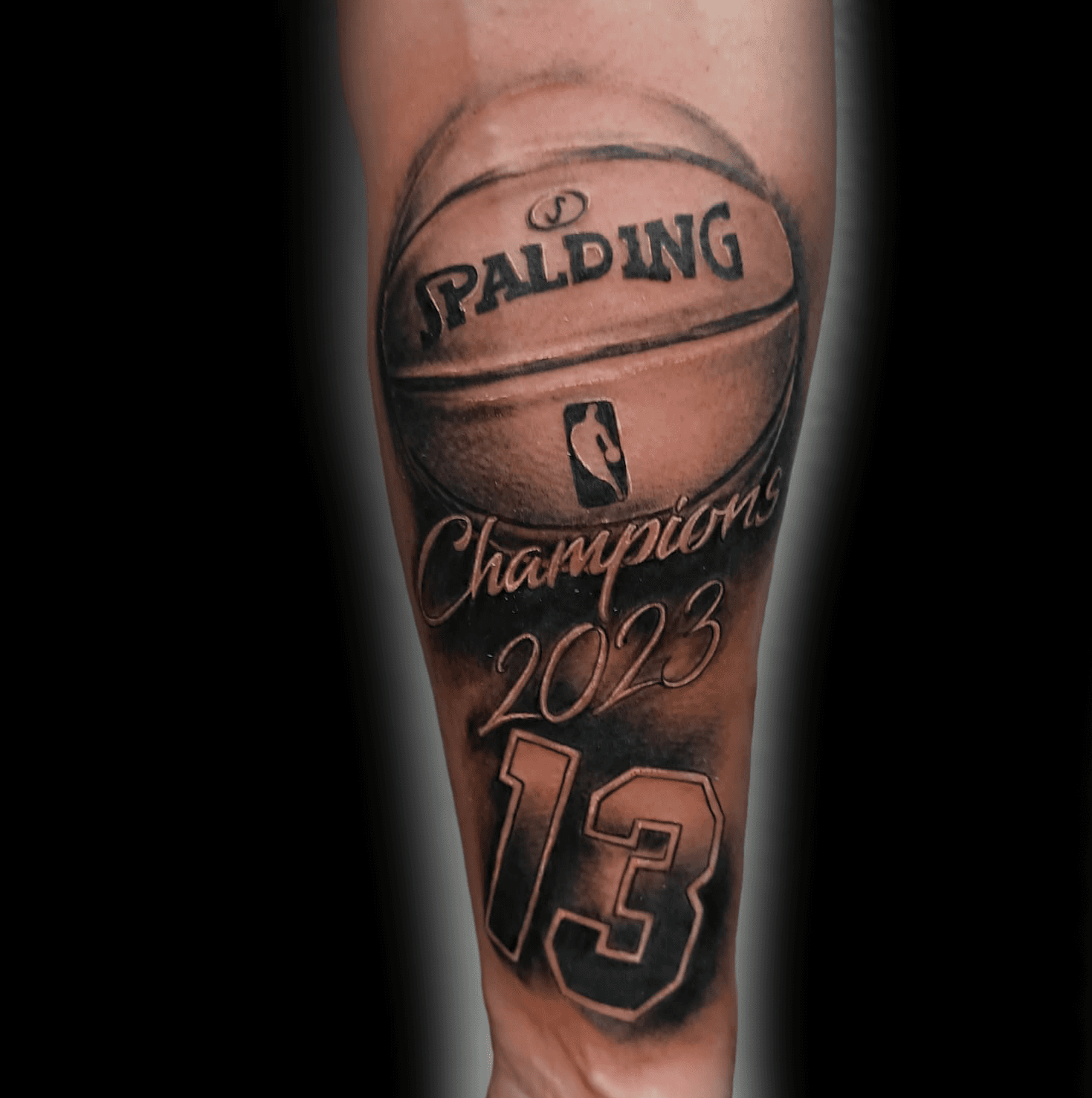 Realistische Spalding basketbal met 'Champions 2023' en nummer 13.