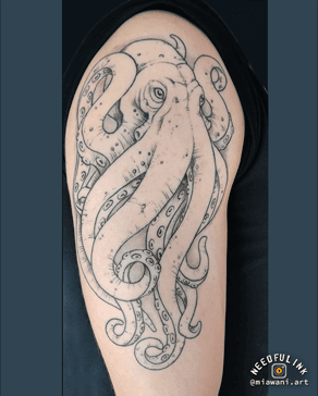 Grote octopus tattoo in fineline en dotwork op de bovenarm.
