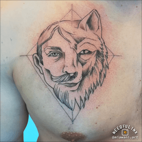 Geometrische half-man half-wolf tattoo op de borst.