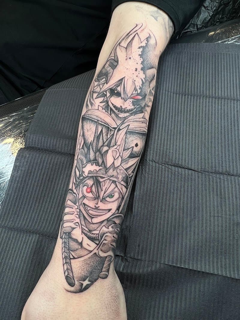 Black Clover Asta en zijn duivel tattoo op onderarm.