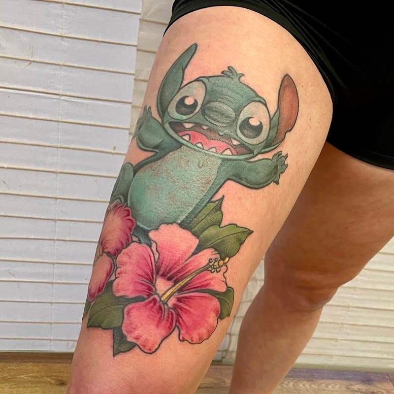 Kleurrijke Stitch met hibiscus bloemen op bovenbeen.