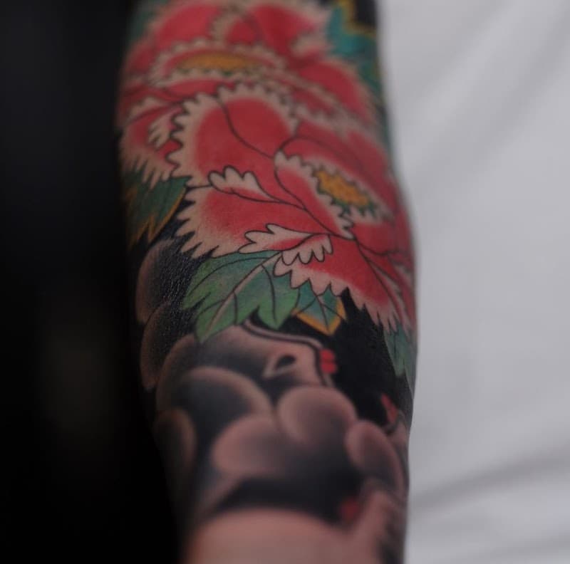 Japanse stijl pioenroos met wolken op een arm.