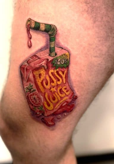 Kleurrijke 'Pussy Juice' sappak tattoo met rietje en aardbeien op bovenbeen.