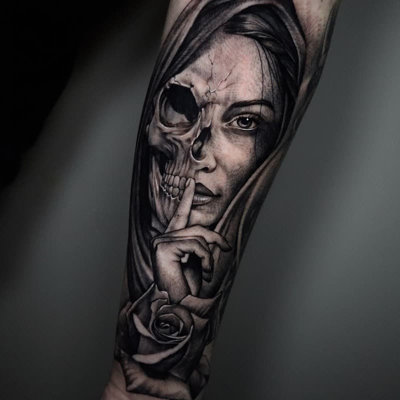Realistische tattoo van vrouw/schedel met vinger voor mond en roos.