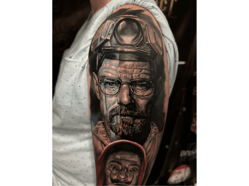 Realistisch portret van Walter White en een Money Heist masker op de bovenarm.