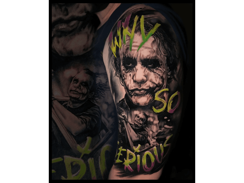 Realistische Joker tattoo met 'Why So Serious' tekst.