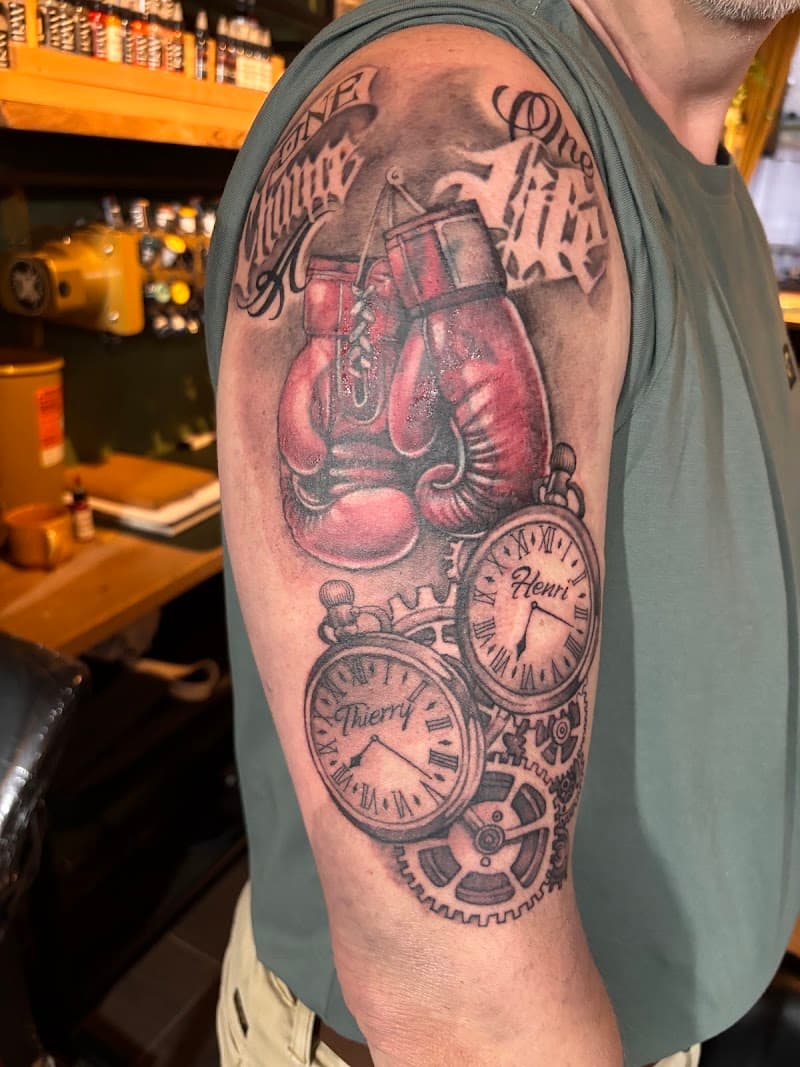 Rode bokshandschoenen, zakhorloges met namen en tandwielen op bovenarm.