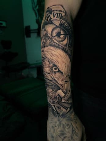 Realistische adelaar, oog met klok en leeuw op onderarm en hand.