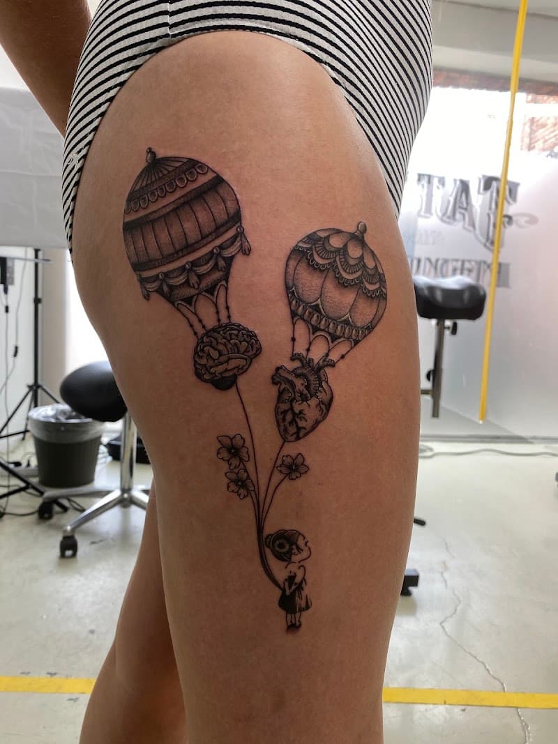 Meisje met luchtballonnen van brein en hart op bovenbeen.