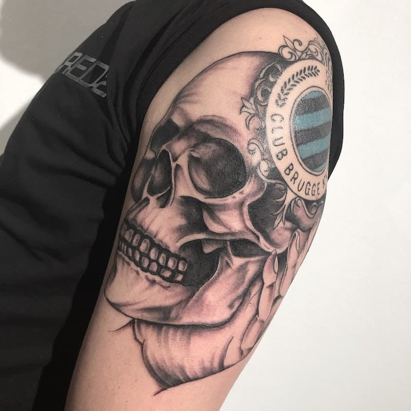 Realistische schedel met Club Brugge logo op bovenarm.