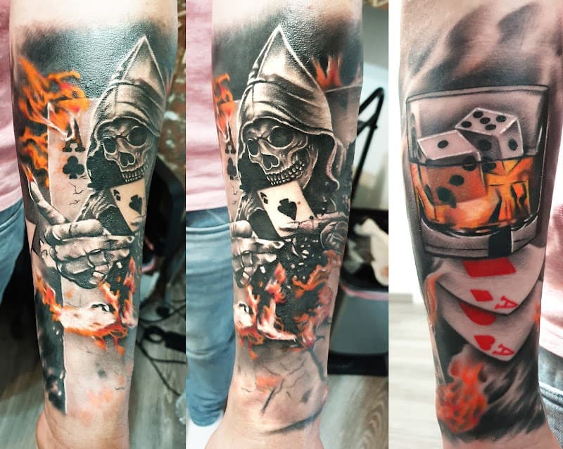 Realistische sleeve met skelet, kaarten, dobbelstenen en vlammen.