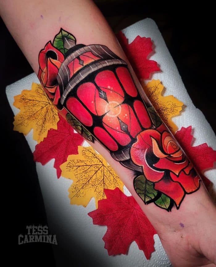 Neo-traditionele lantaarn met rozen en warme gloed op onderarm.