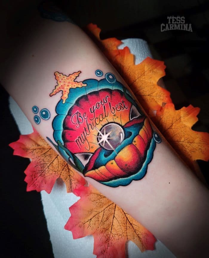 Kleurrijke schelp met parel en tekst 'Be your mythical best'.