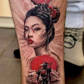 Realistische geisha en samoerai met rode zon op onderbeen.