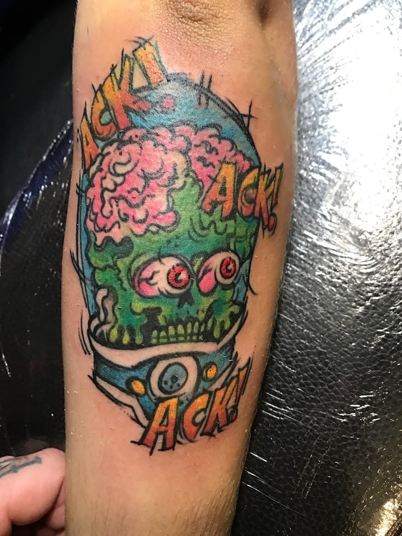 Kleurrijke Mars Attacks! alien tattoo met "ACK! ACK! ACK!" tekst.