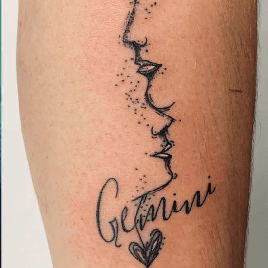 Fineline tattoo van twee gezichten en profil met 'Gemini' tekst en een hartje.