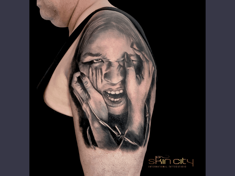 Realistisch portret van een schreeuwende vrouw met handen en prikkeldraad.