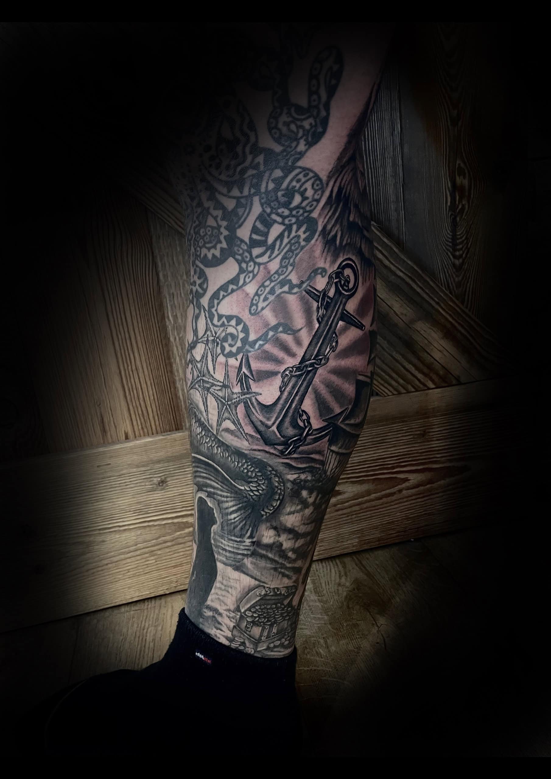 Zwart-wit been-sleeve met anker, zeester en zeemeermin.