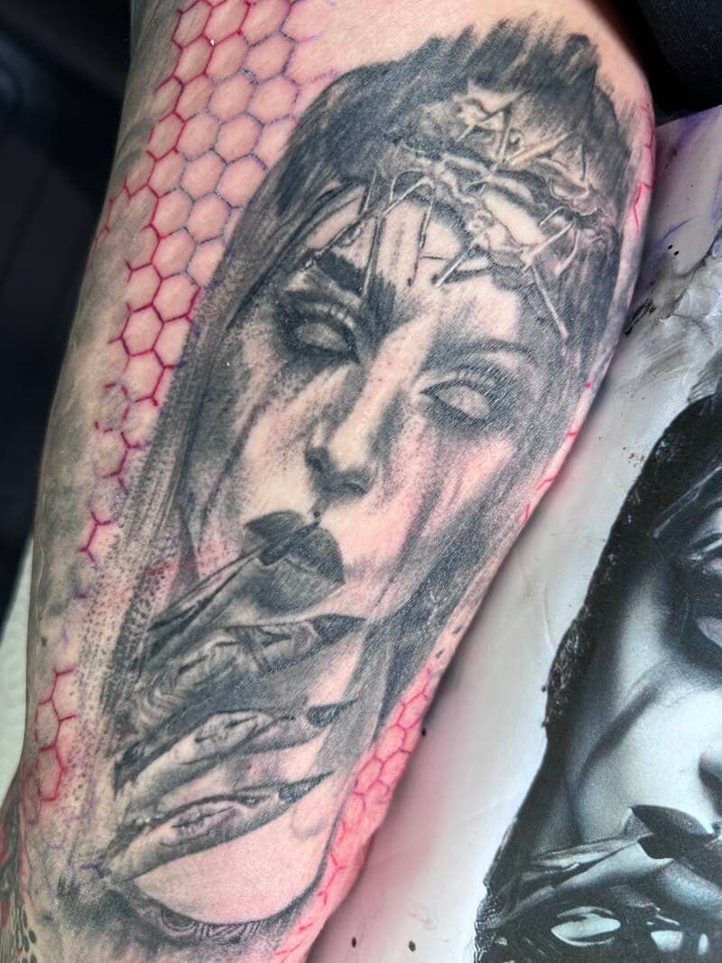 Realistisch portret van een vrouw met een doornenkroon en een hand voor haar mond.