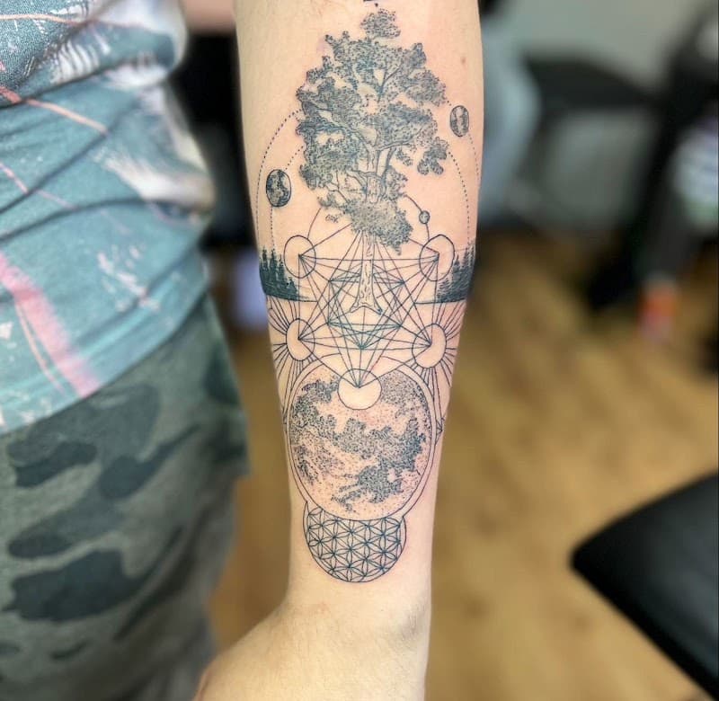 Geometrische dotwork tattoo met boom, planeten en heilige geometrie op onderarm.