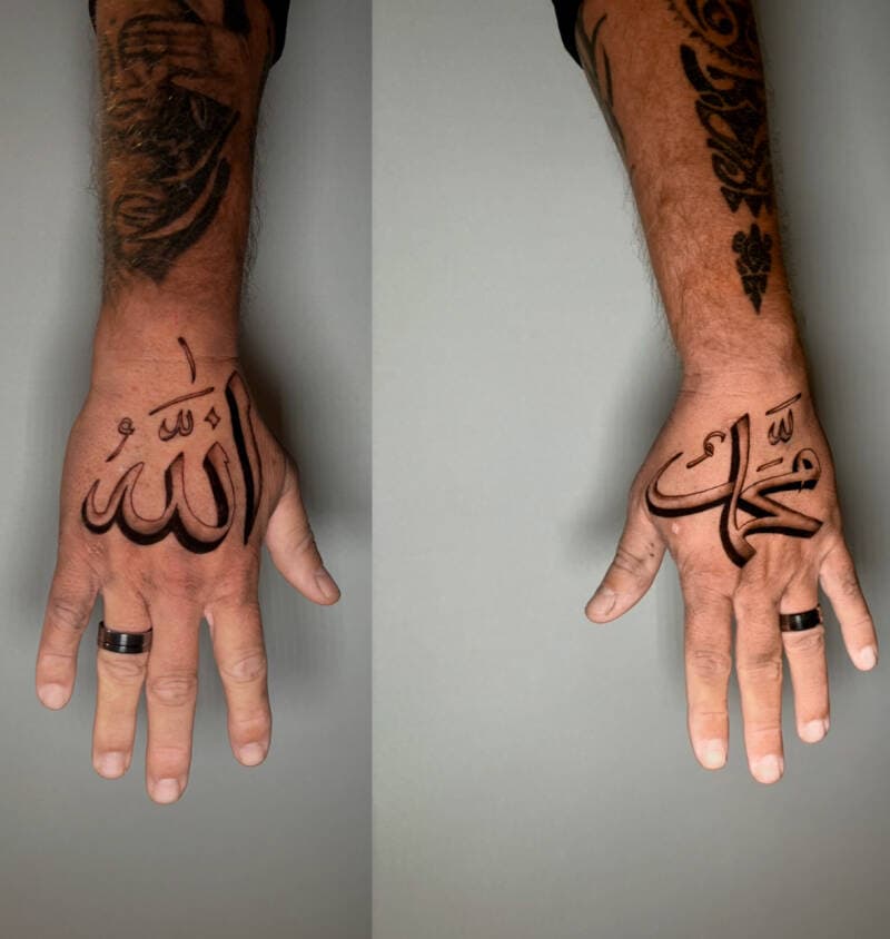 Arabische kalligrafie tattoos van 'Allah' en 'Muhammad' op beide handen.