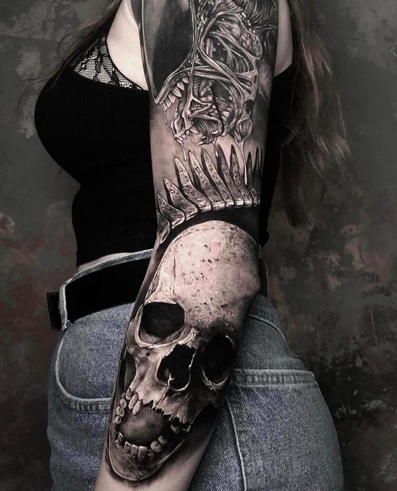 Realistische sleeve met Alien en schedel op arm.