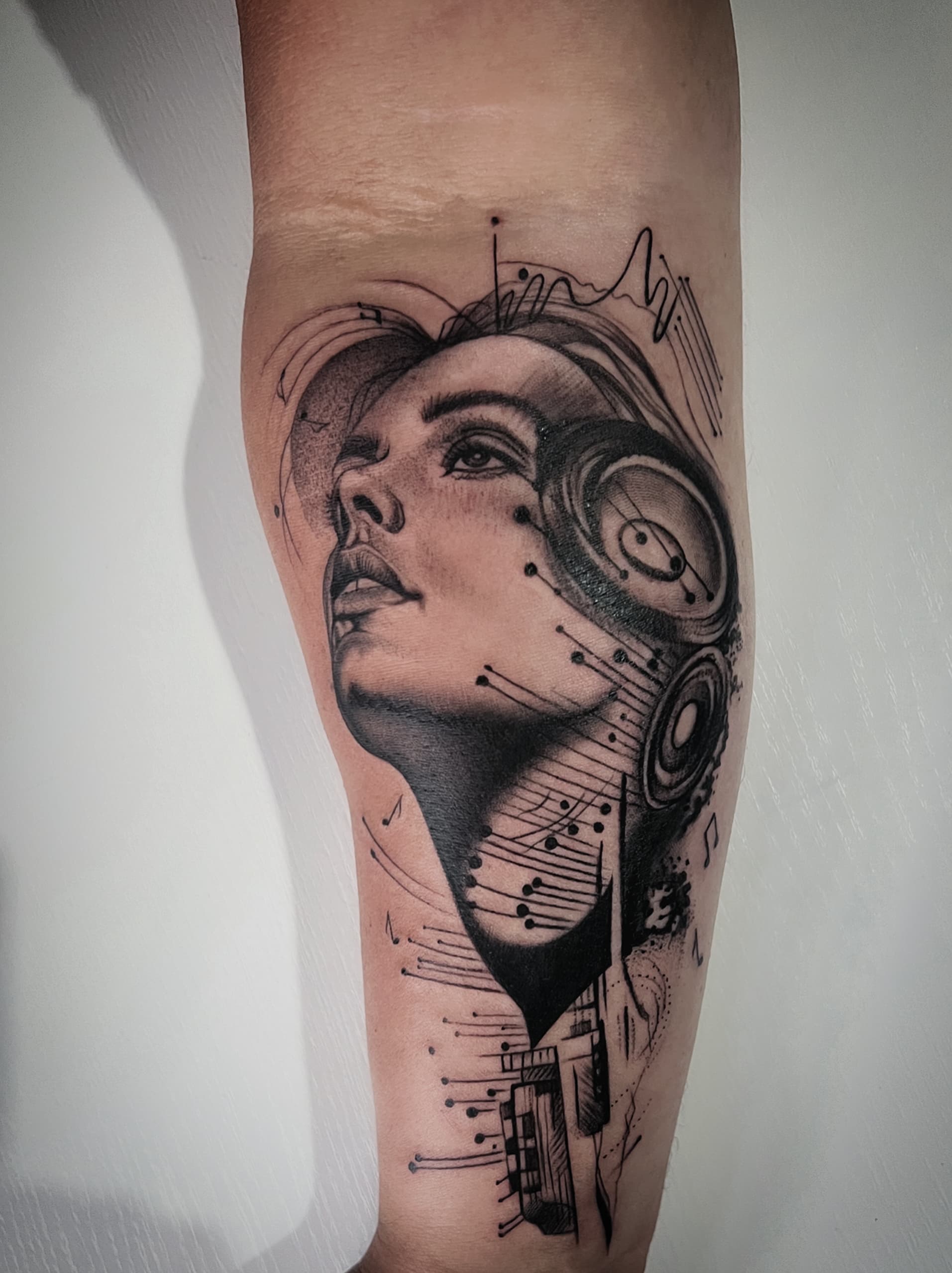 Portret van een vrouw met koptelefoon, muzieknoten en abstracte lijnen.