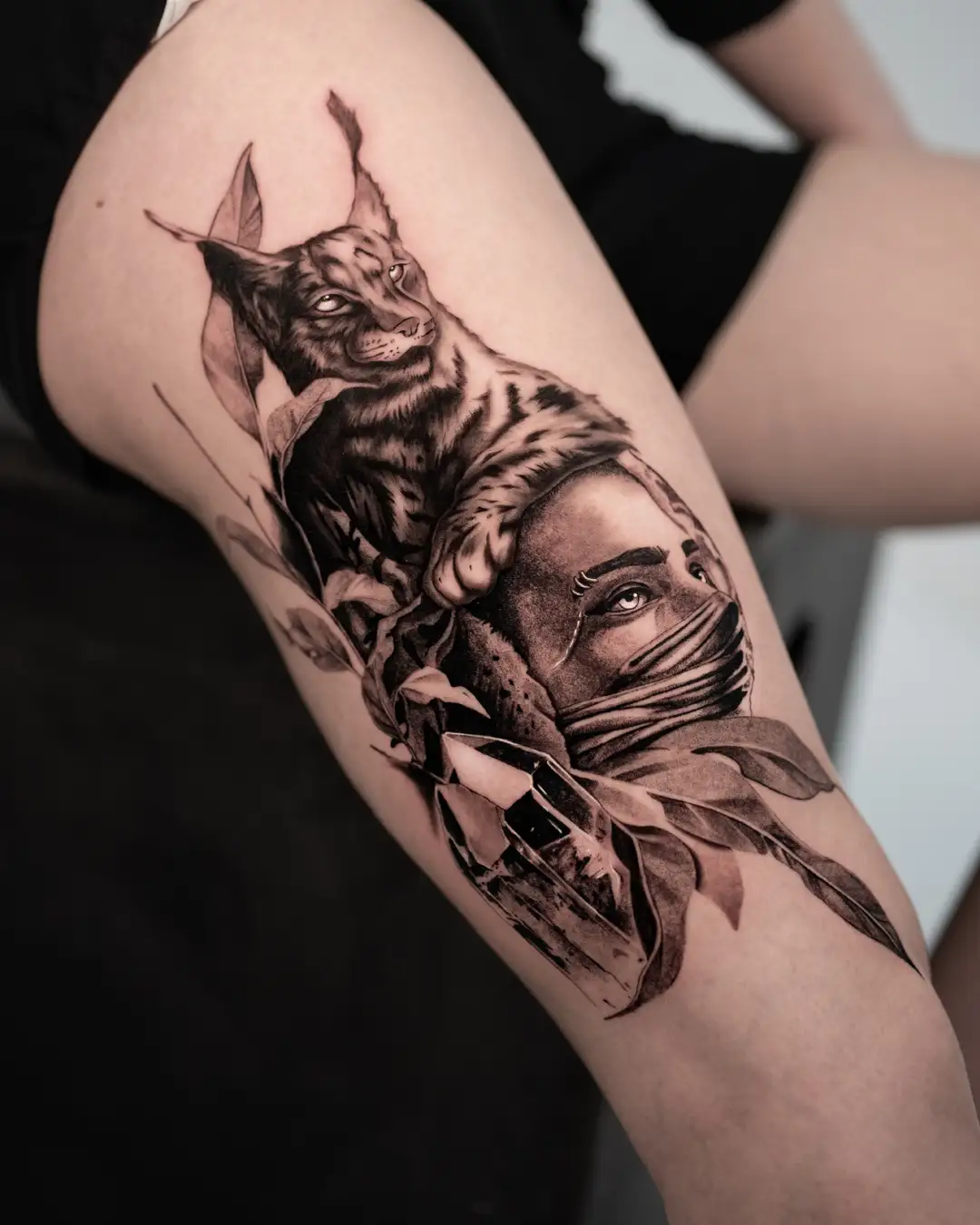 Realistische lynx op een gemaskerd gezicht met kristal en bladeren.