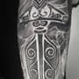 Zwart-wit tattoo van een gestileerd zwaard met Keltische patronen op de arm.