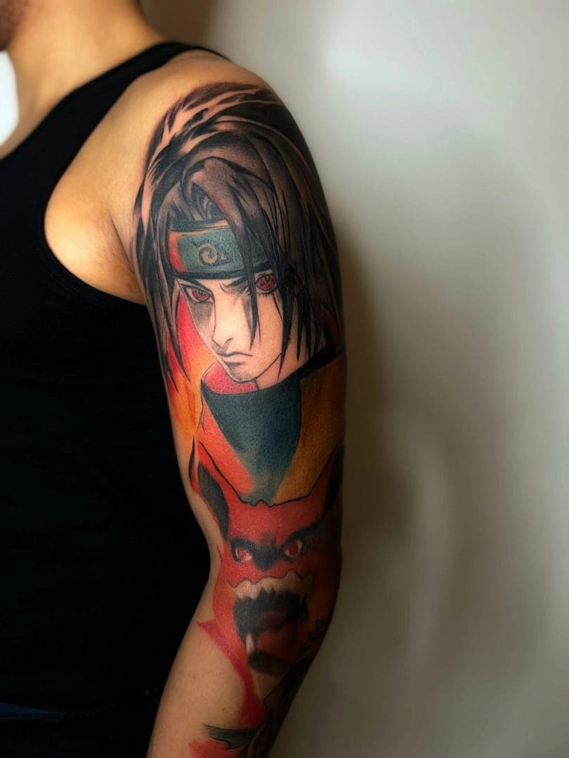 Kleurrijke Naruto tattoo van Itachi en Kurama op bovenarm.