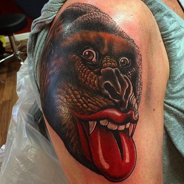 Neo-traditional gorilla met slangenhuid, rode lippen en uitgestoken tong.