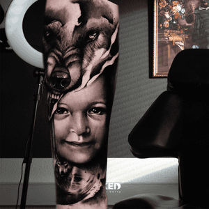 Realistisch portret van kind en wolven op onderbeen.