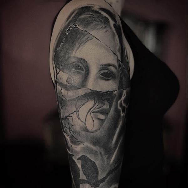 Realistisch portret met gebroken effect en kraaien op bovenarm.