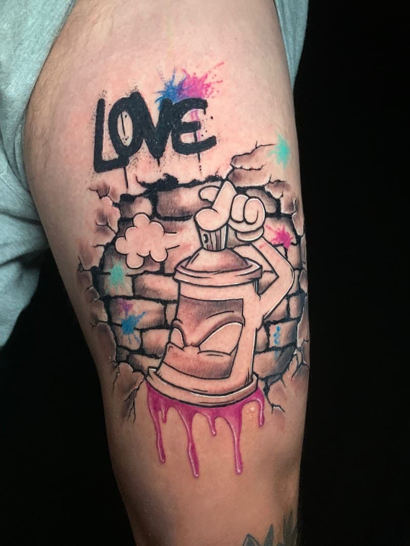 Cartoon spuitbus die 'LOVE' graffiti spuit op een bakstenen muur.